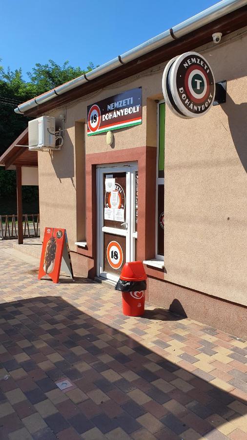 Kek Laguna Panzio Dombrád Екстериор снимка